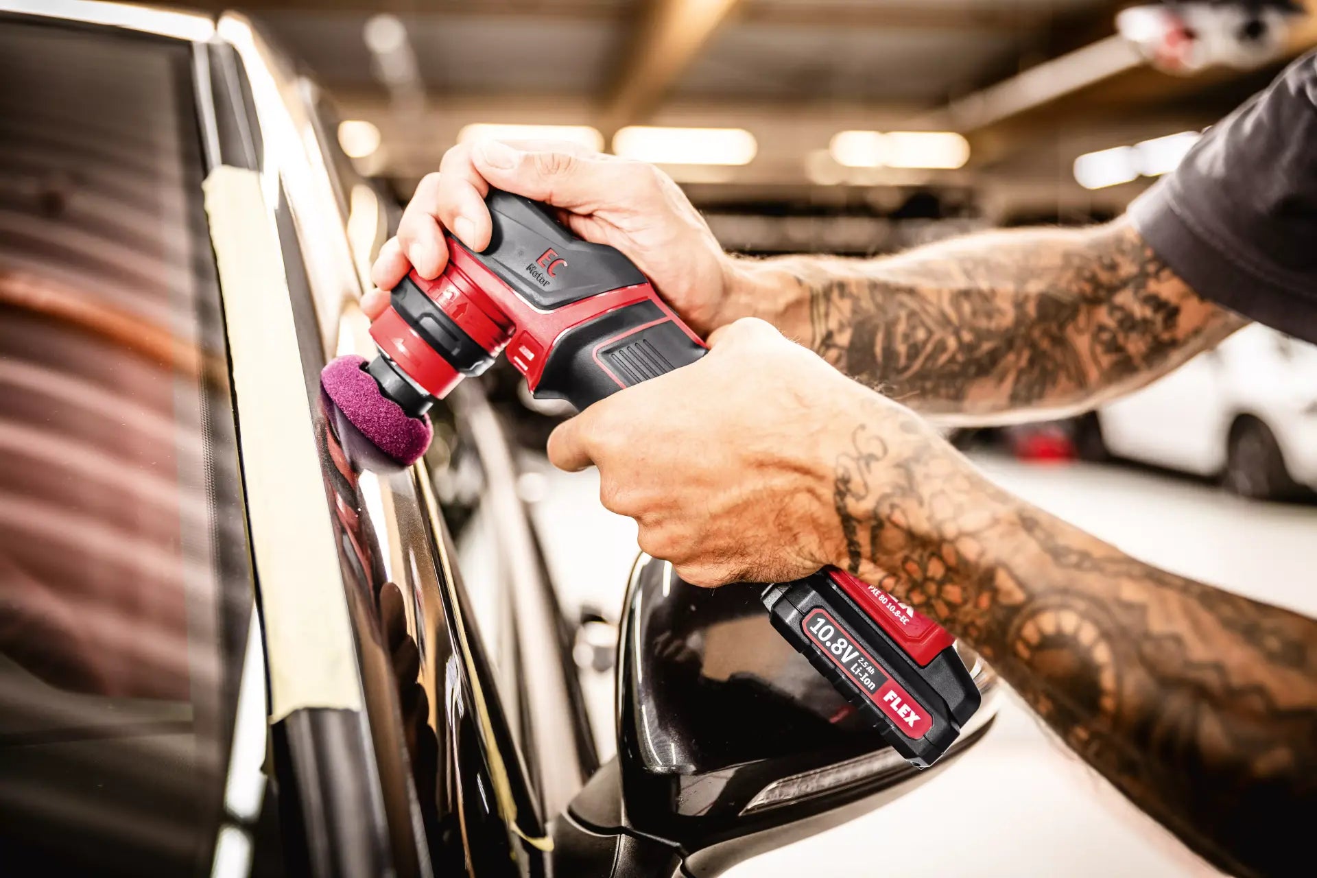 Smart cordless polisher Flex PXE 80 with brushless motor, LED display, and vibration-optimized performance.