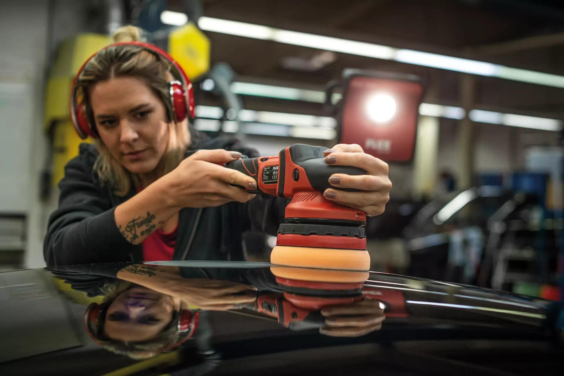 Professional-grade cordless orbital polisher Flex XCE 8 125 with efficient power, unrestricted mobility, and a sturdy storage case.