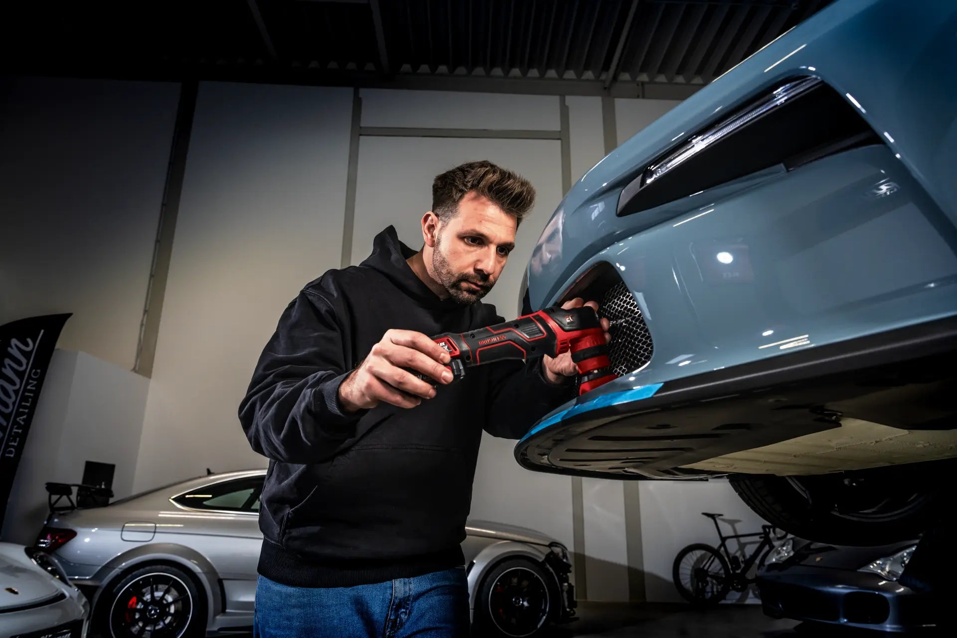 Flex PXE 80 cordless detailing polisher with protective ring, soft grip, and electronic management system for efficiency.