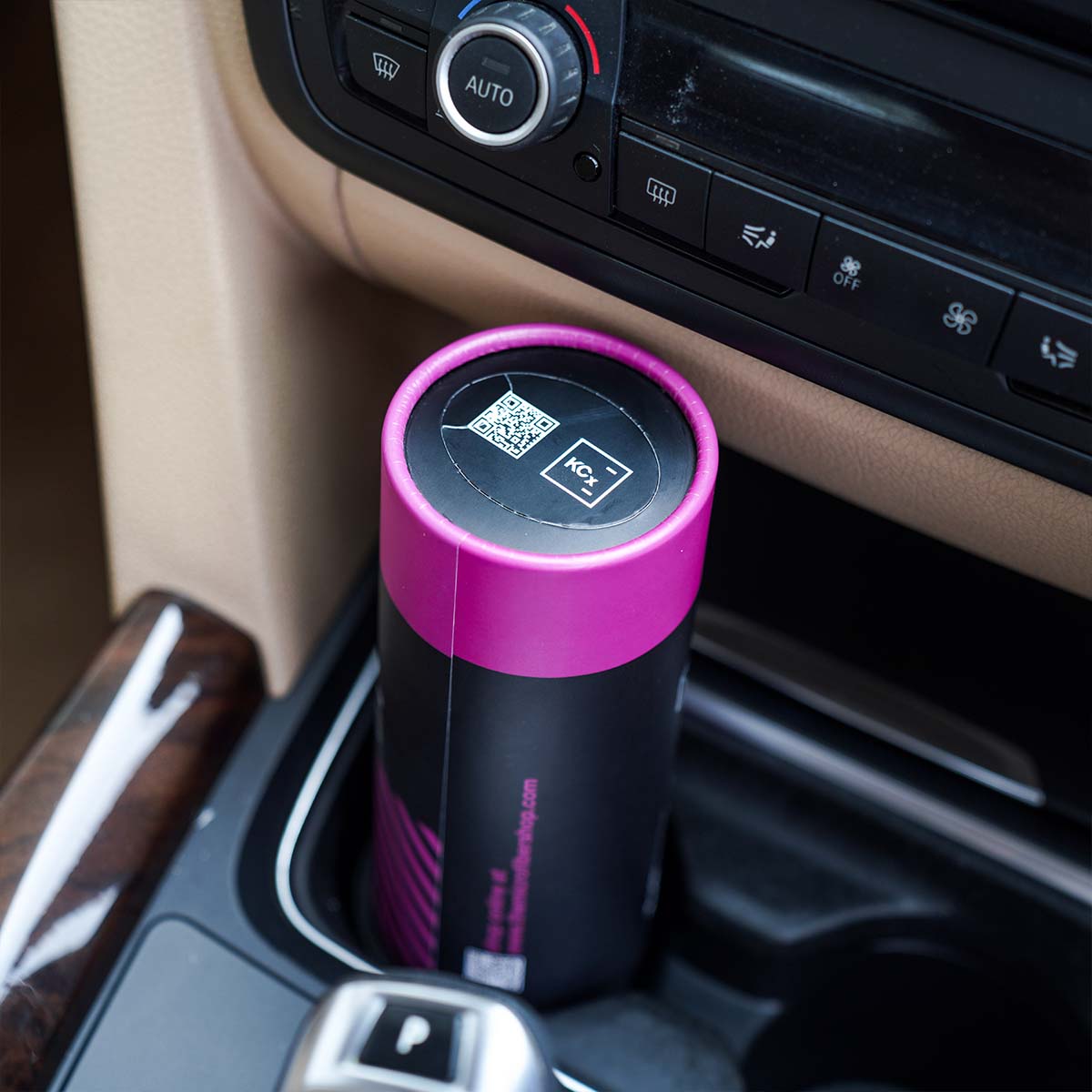 Koch Chemie Tissue Tube - compact design, luxury look, and 50 tissues for practical and stylish use anywhere.