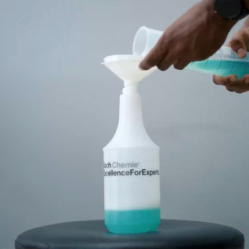 1L Koch Chemie HDPE cylindrical bottle with volume scale, compatible with spray heads, designed for professional automotive use.