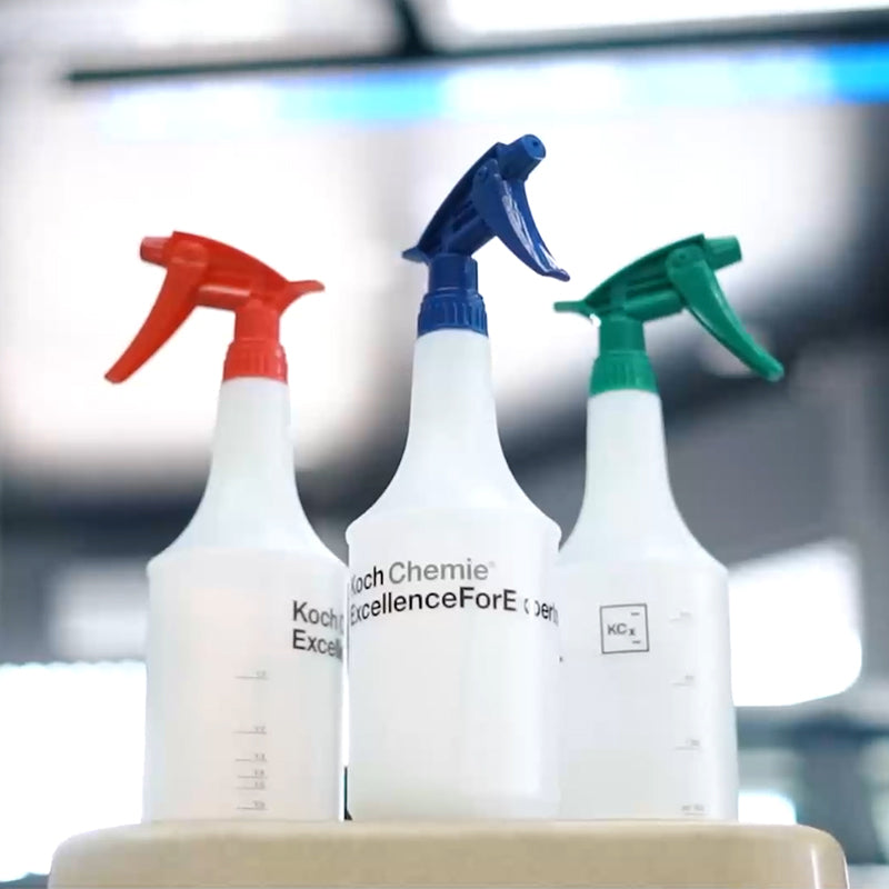 Durable 1L Koch Chemie cylindrical bottle, ideal for spray heads, ensuring easy and precise use in automotive detailing projects.